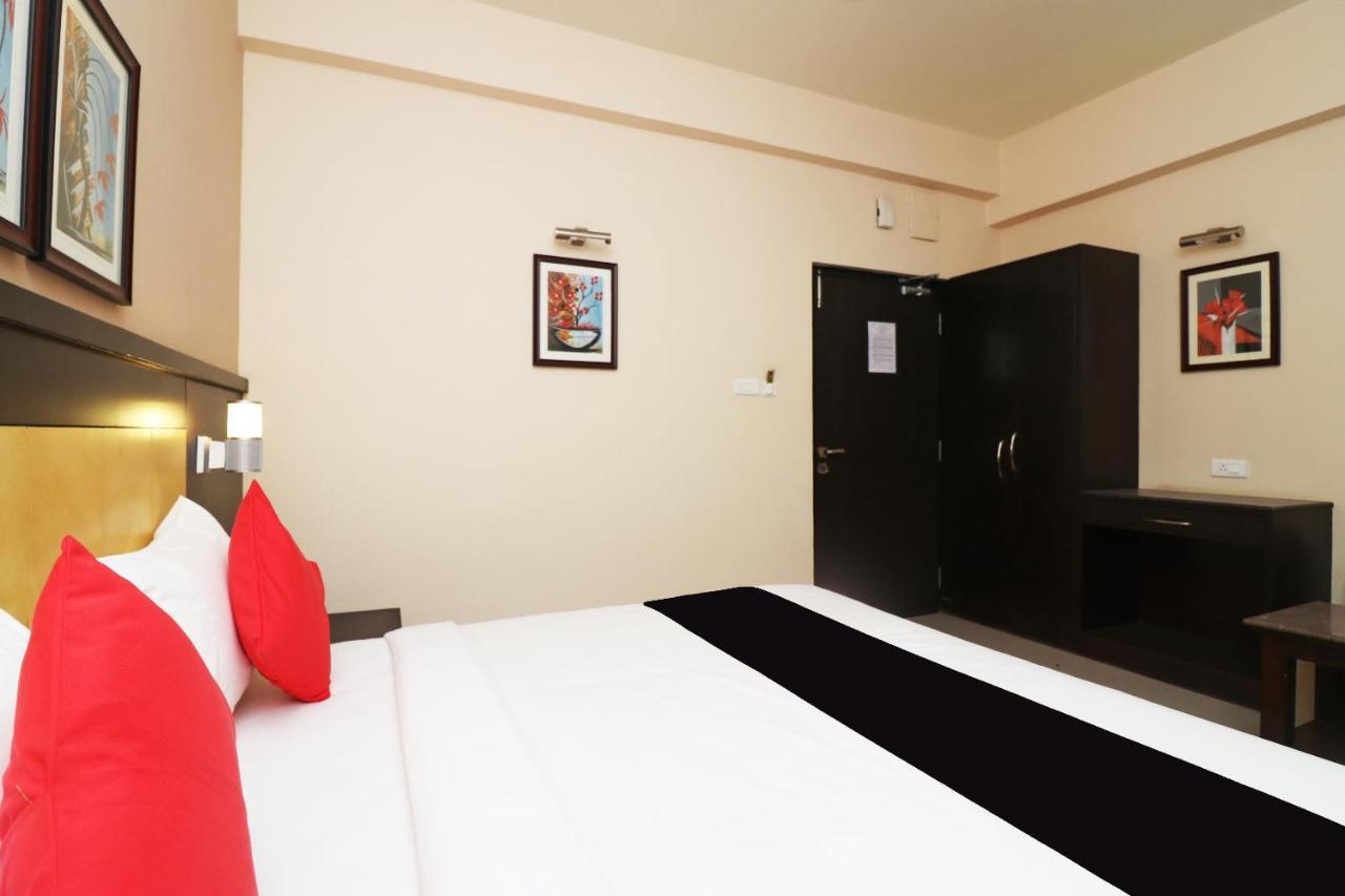 Capital O 40848 Hotel Mirabel Kupand Exterior photo